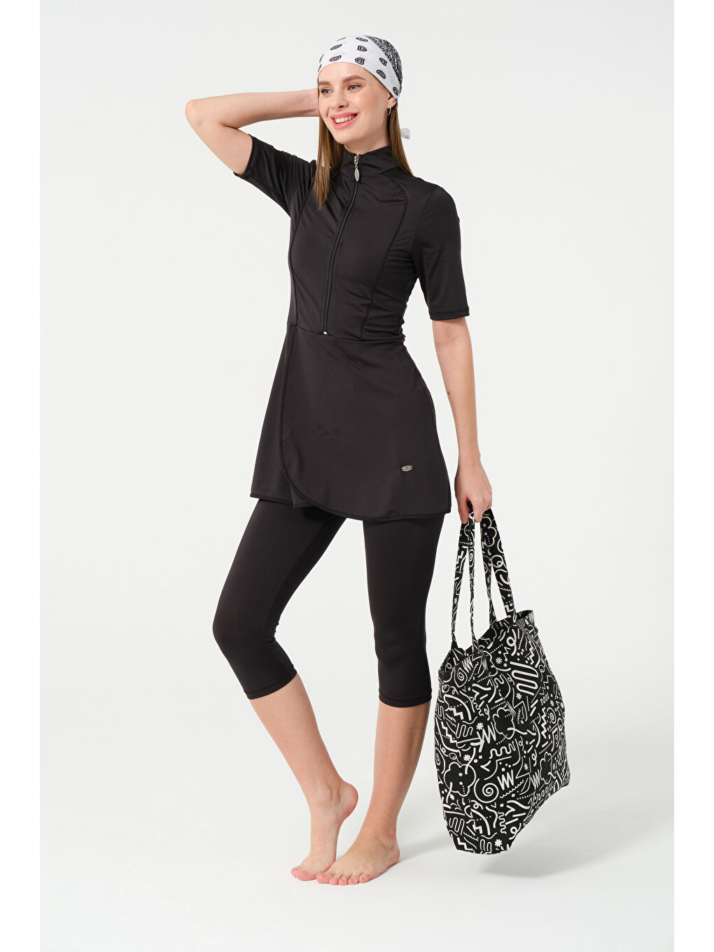 Siyah Kadın Kapalı Dik Yaka Fermuarlı Yarım Kol Kaprili Mayo