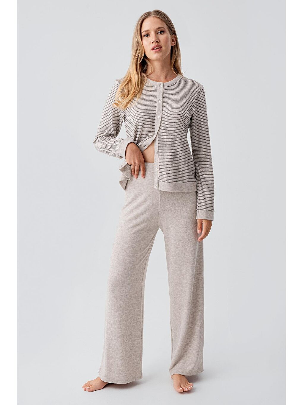 Bej Uzun Kollu Düğmeli Esnek Yumuşak Dokulu Viskoz Pijama Takım 18204-1