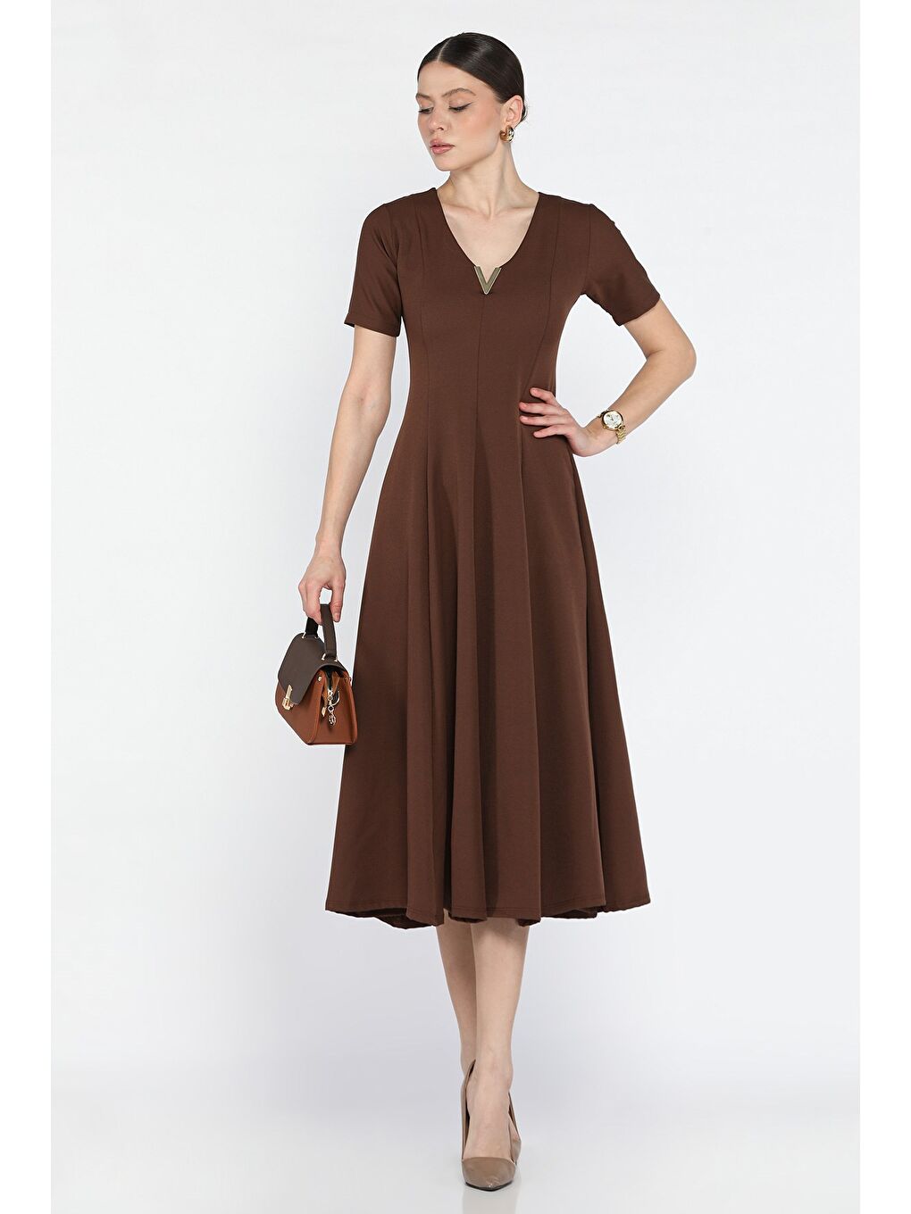 Kahverengi V Yaka Aksesuarlı Kısa Kol Elbise