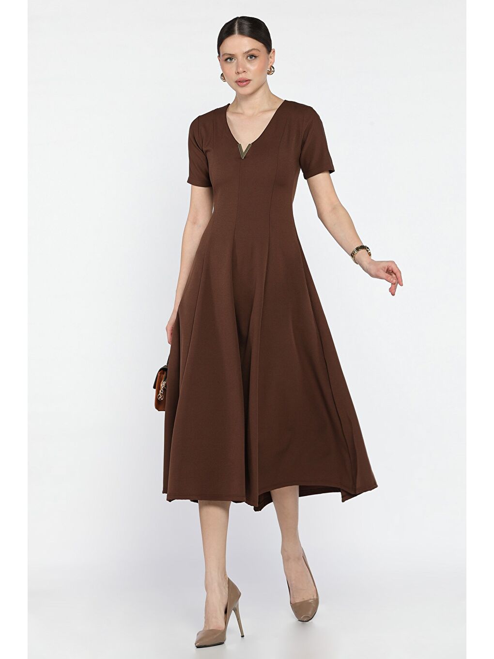 Kahverengi V Yaka Aksesuarlı Kısa Kol Elbise-1