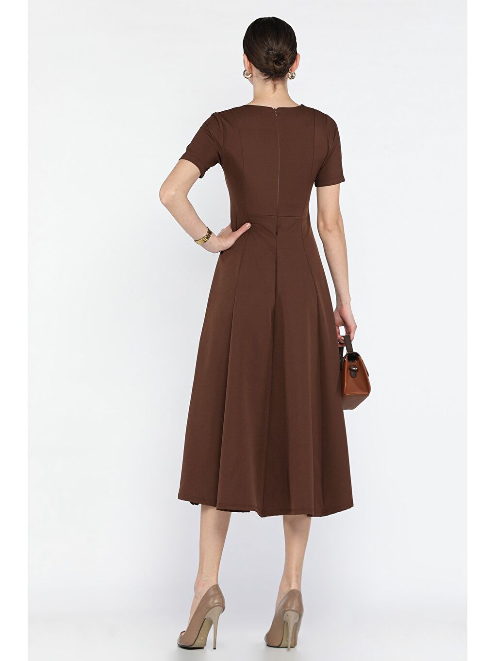 Kahverengi V Yaka Aksesuarlı Kısa Kol Elbise-2