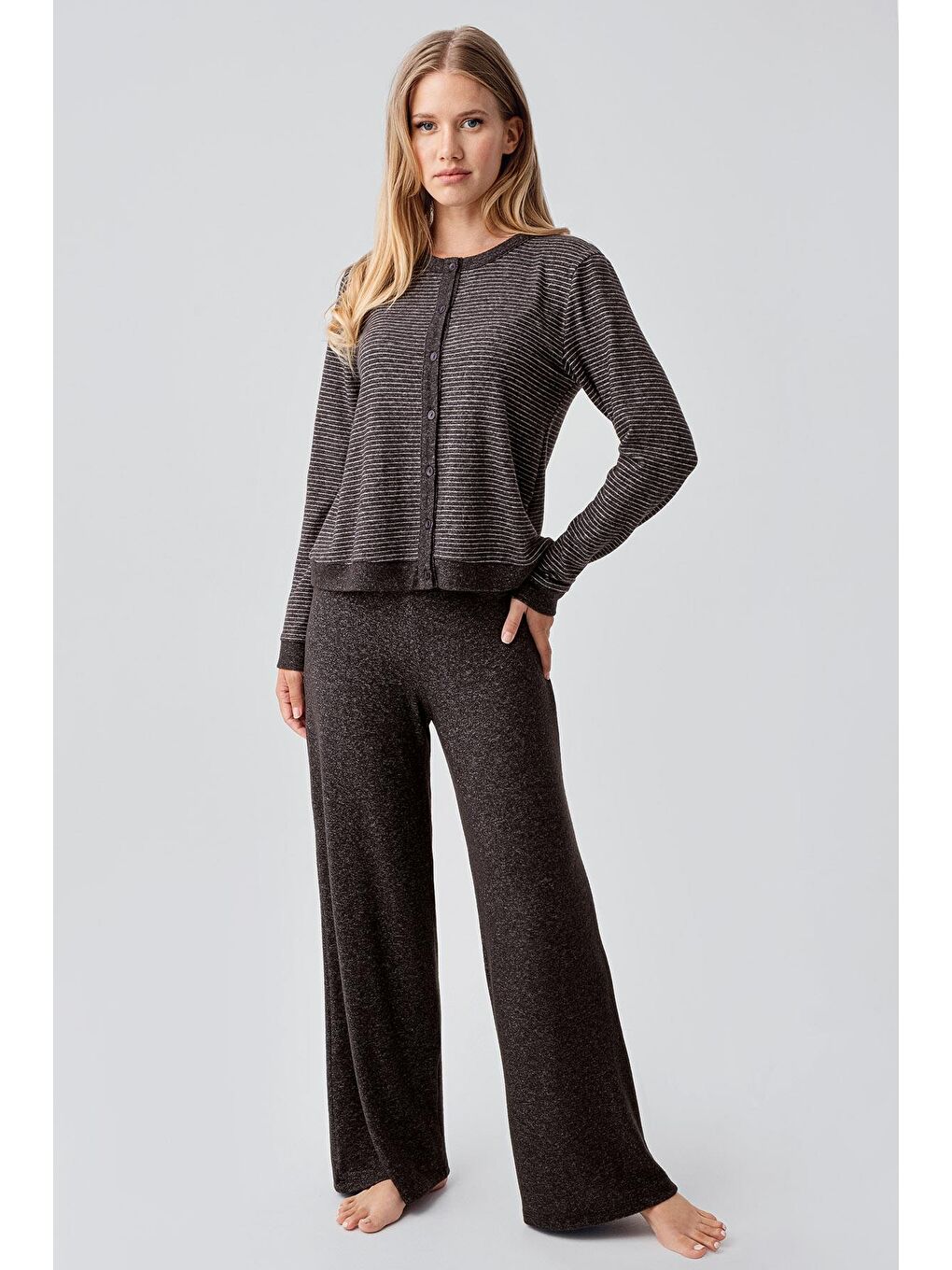 Kahverengi Uzun Kollu Düğmeli Esnek Yumuşak Dokulu Viskoz Pijama Takım 18204-1