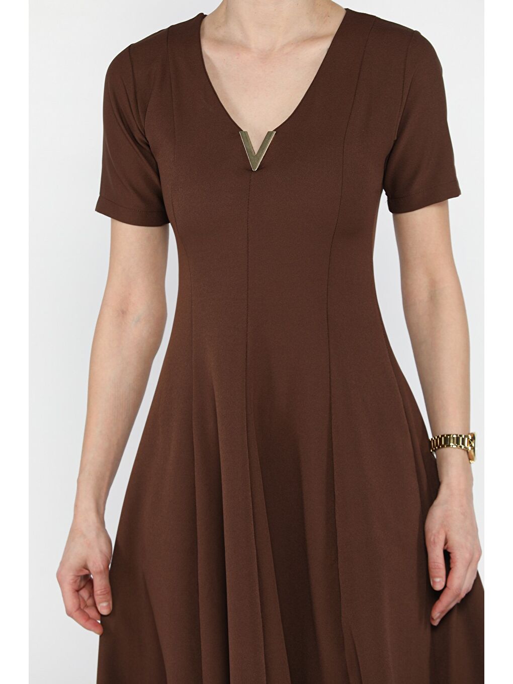 Kahverengi V Yaka Aksesuarlı Kısa Kol Elbise-3
