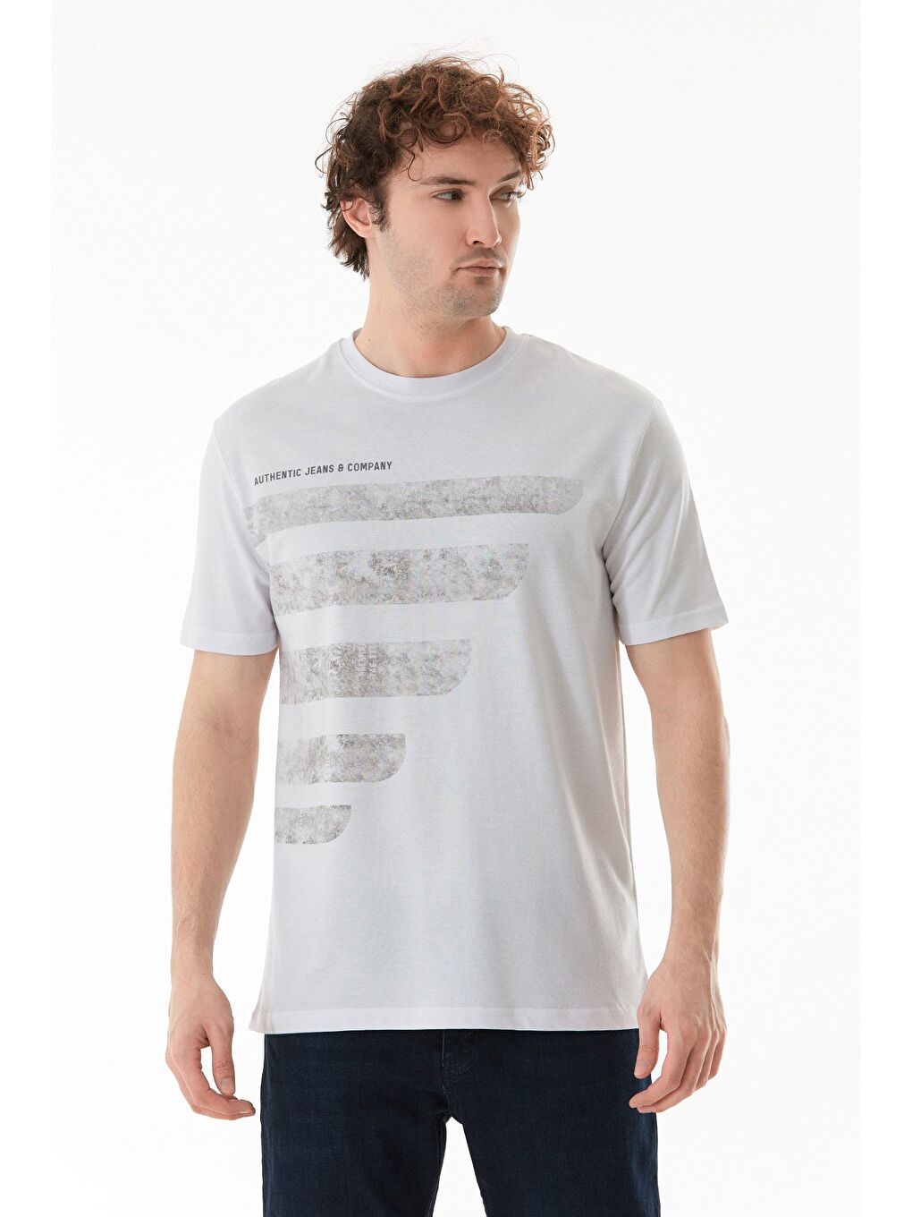 Beyaz Yazı Baskılı Bisiklet Yaka Tişört