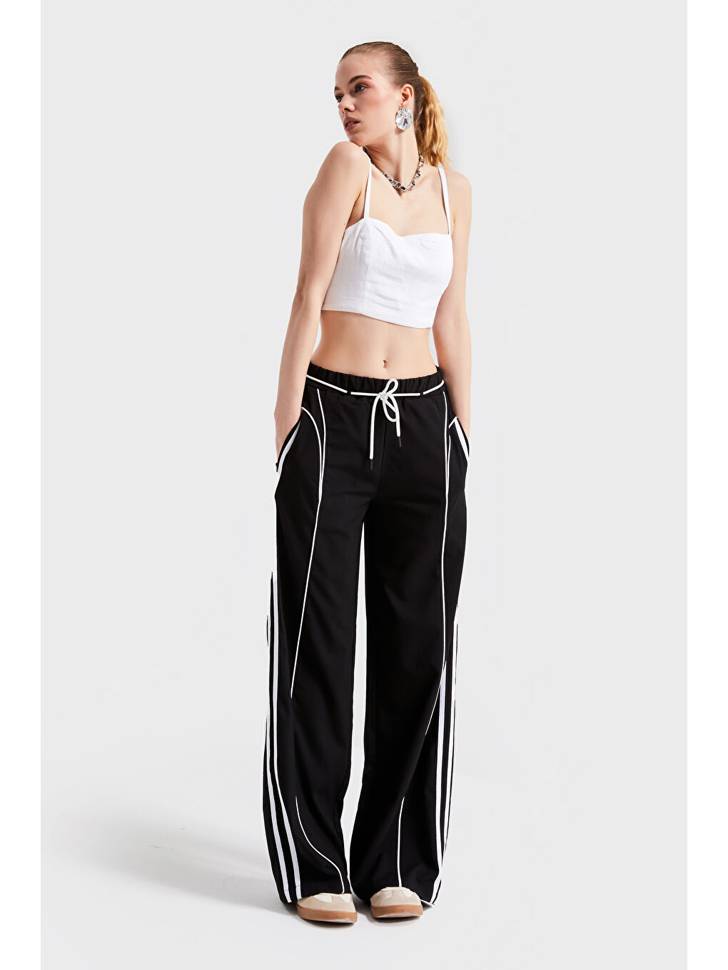 Kadın Siyah Renk Şerit Detaylı Bağcıklı Rahat Kumaş Tasarım Pantolon
