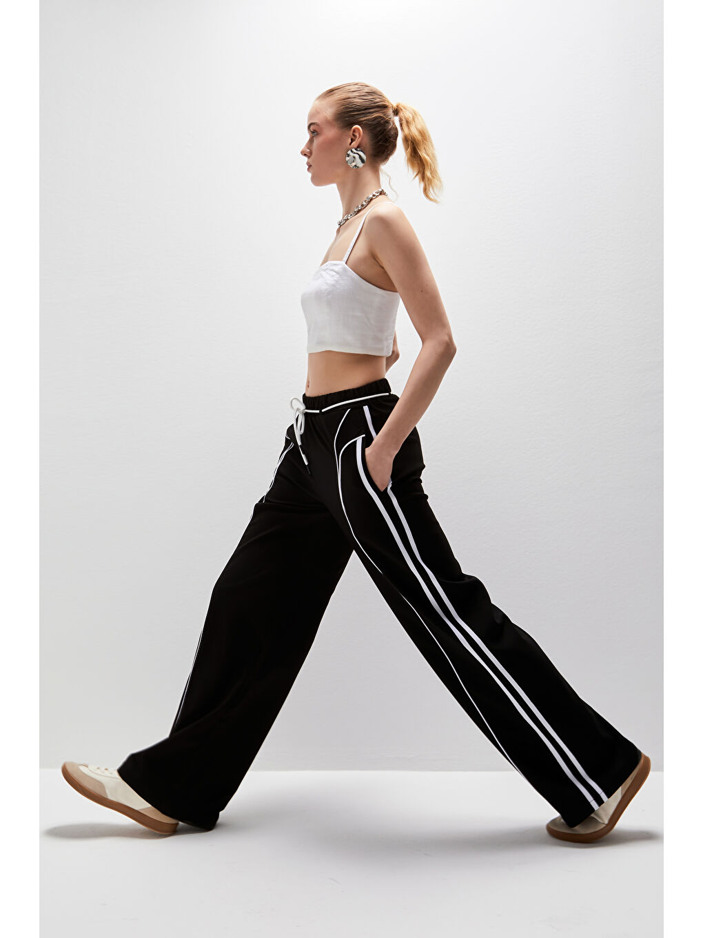 Kadın Siyah Renk Şerit Detaylı Bağcıklı Rahat Kumaş Tasarım Pantolon-1