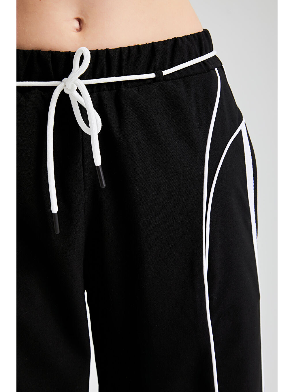 Kadın Siyah Renk Şerit Detaylı Bağcıklı Rahat Kumaş Tasarım Pantolon-2