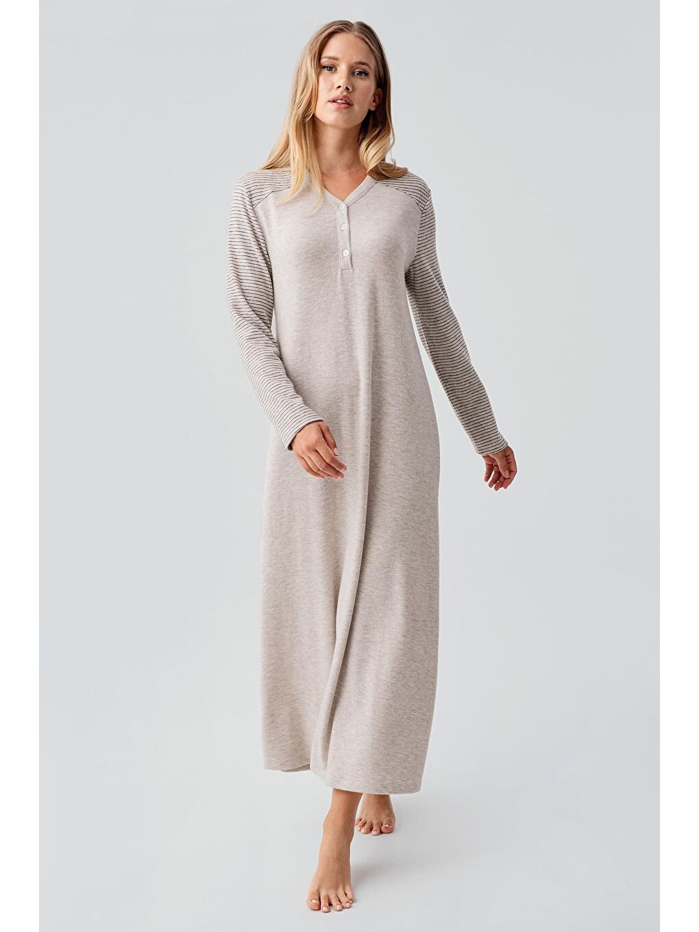 Bej Uzun Kollu Düğmeli Esnek Yumuşak Dokulu Viskoz Gecelik 18103-1