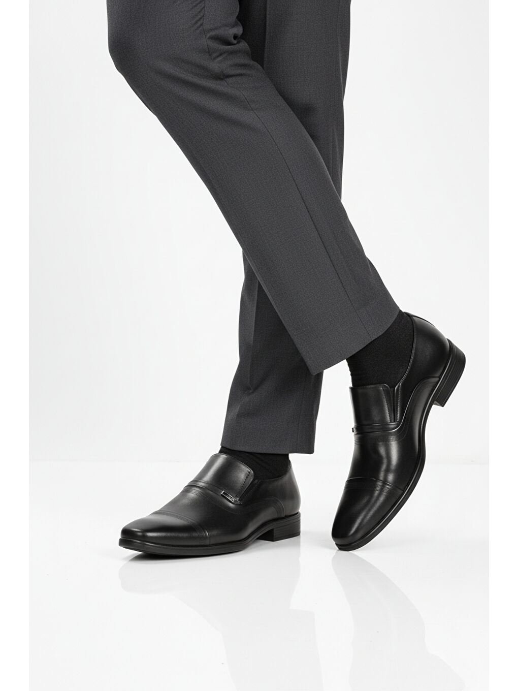 Siyah Hakiki Deri Kaymaz Taban Erkek Klasik Ayakkabı 974 M