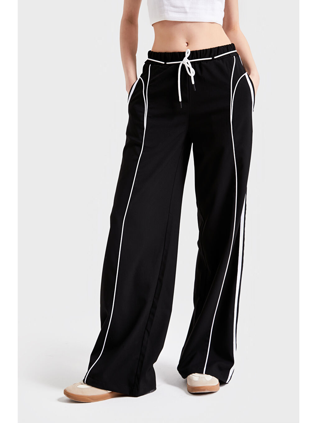 Kadın Siyah Renk Şerit Detaylı Bağcıklı Rahat Kumaş Tasarım Pantolon-3