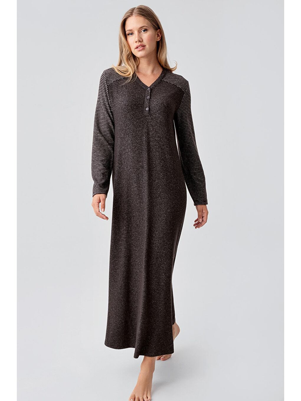 Kahverengi Uzun Kollu Düğmeli Esnek Yumuşak Dokulu Viskoz Gecelik 18103