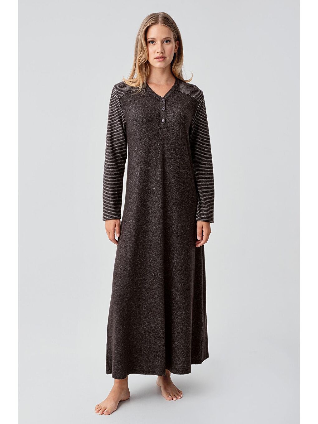 Kahverengi Uzun Kollu Düğmeli Esnek Yumuşak Dokulu Viskoz Gecelik 18103-1