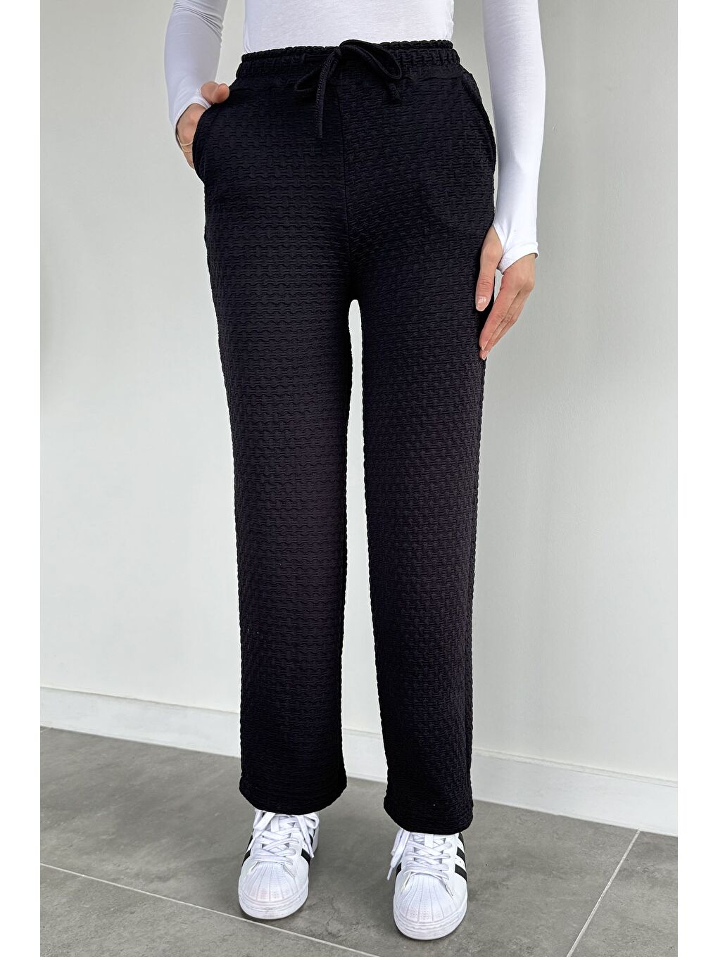 Siyah Kadın Bel Lastikli Yüksek Bel Kendinden Desenli Pantolon-1