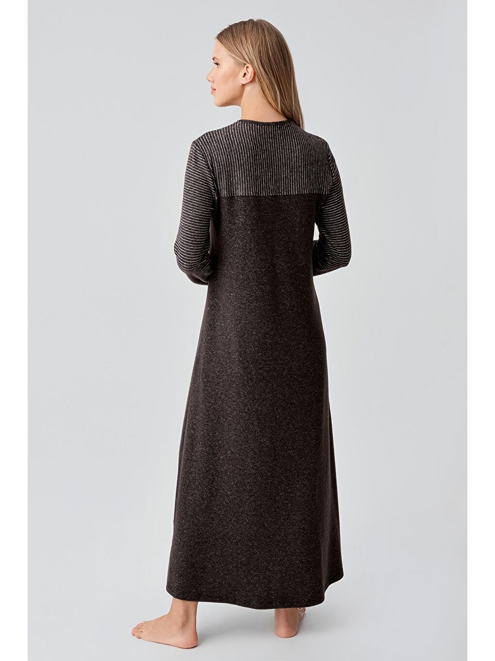 Kahverengi Uzun Kollu Düğmeli Esnek Yumuşak Dokulu Viskoz Gecelik 18103-2