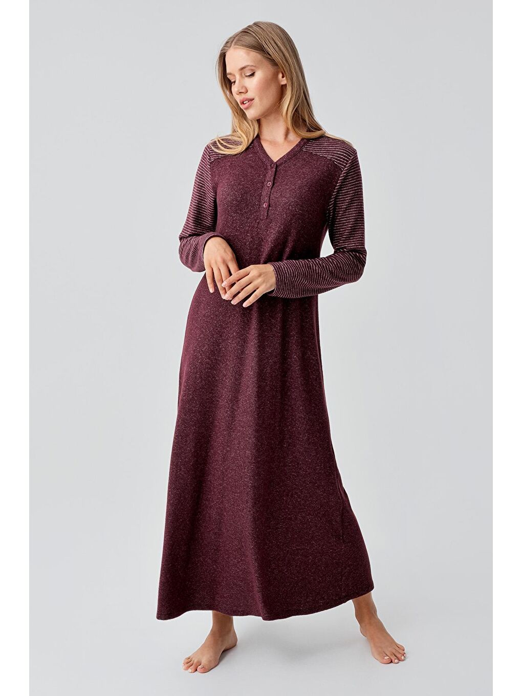 Bordo Uzun Kollu Düğmeli Esnek Yumuşak Dokulu Viskoz Gecelik 18103-1