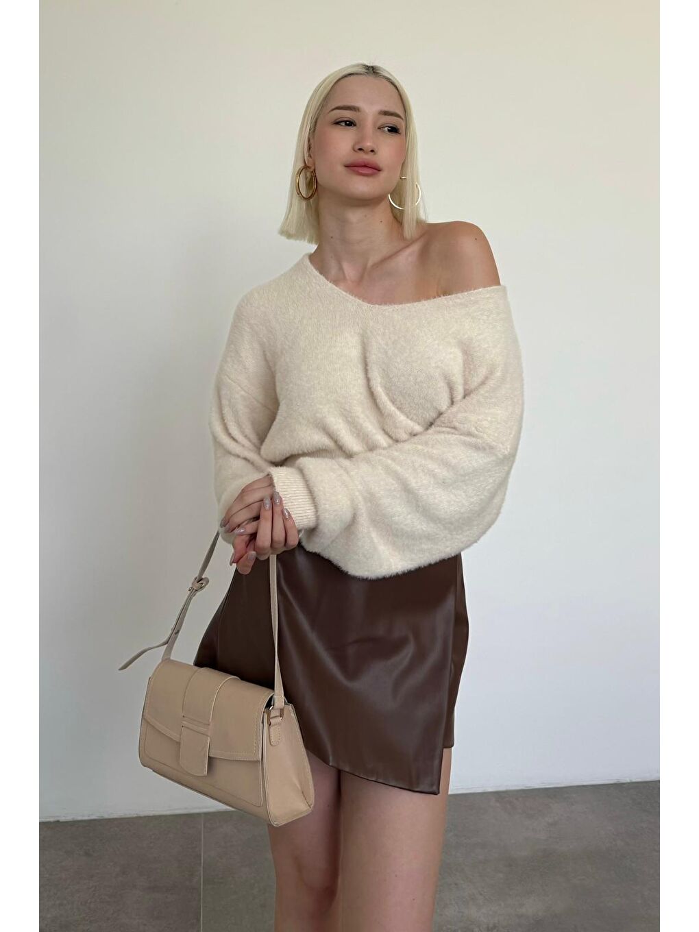 Bej Vanilya V Yaka Yumuşak Dokulu Kadın Kazak Mg2499-1