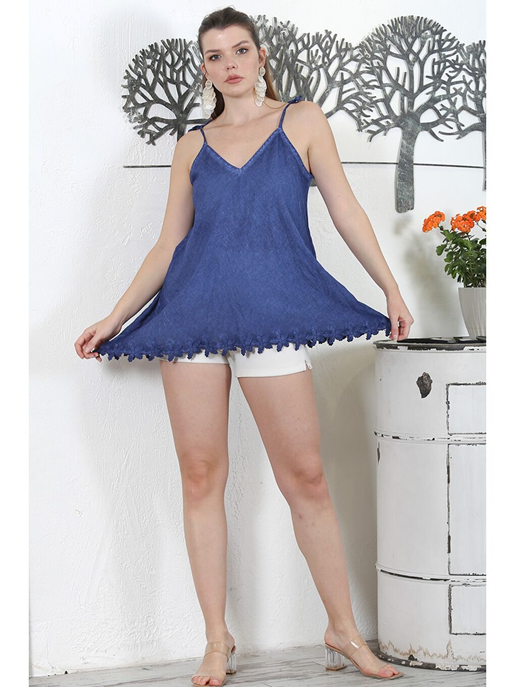 Lacivert Omuzdan Bağlamalı Yıkamalı Etek Ucu Dantelli Dokuma Casual Bluz-3