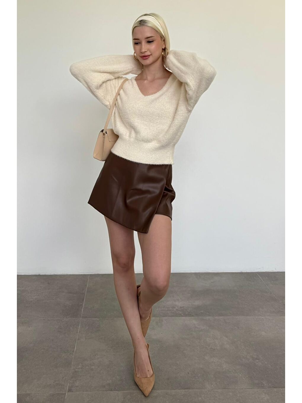 Bej Vanilya V Yaka Yumuşak Dokulu Kadın Kazak Mg2499-2