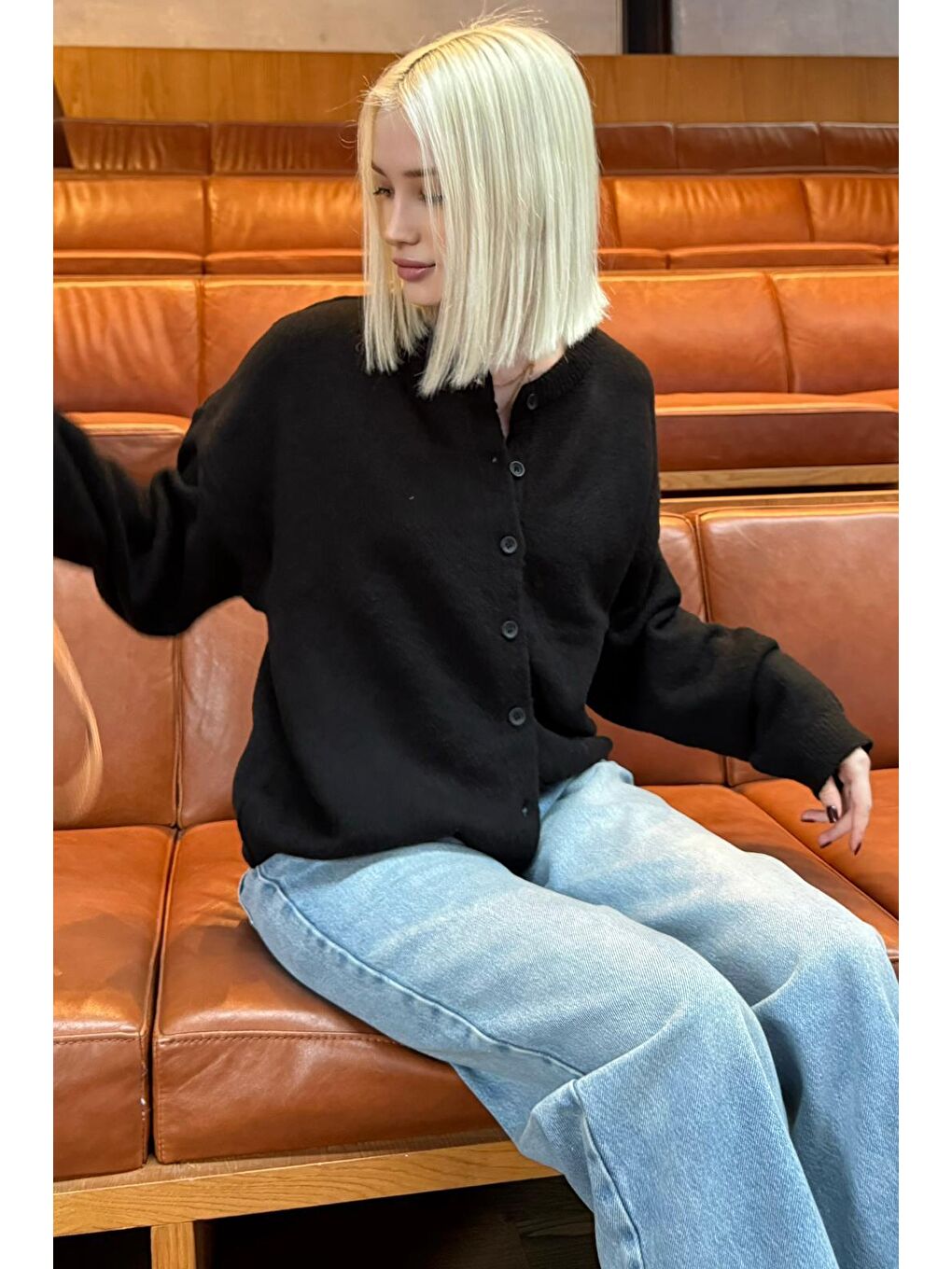 Siyah Rahat Kalıp Düğmeli Triko Kadın Hırka Mg2552