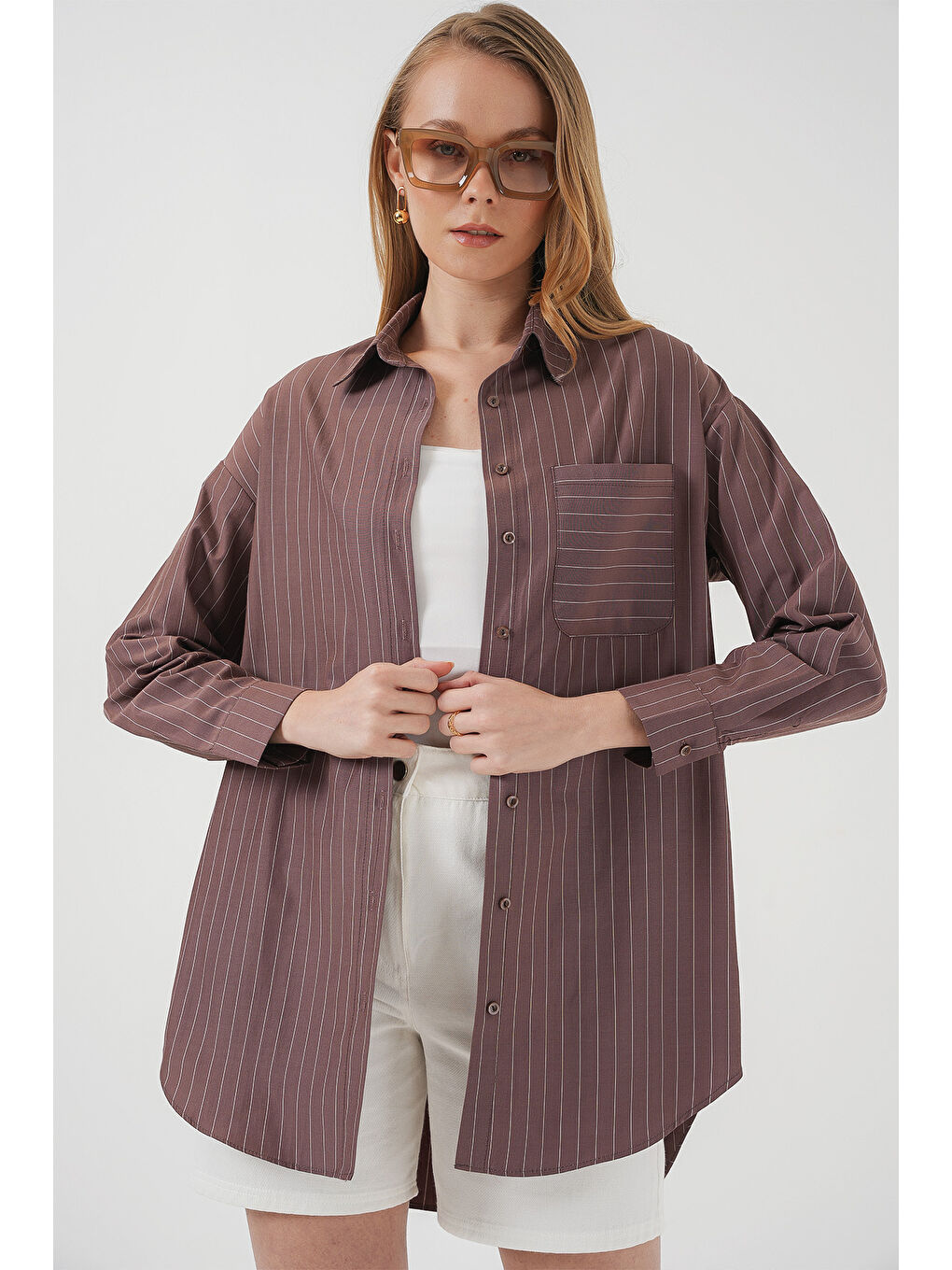 20217 Cep Detaylı Çizgili Oversize Gömlek - Kahverengi