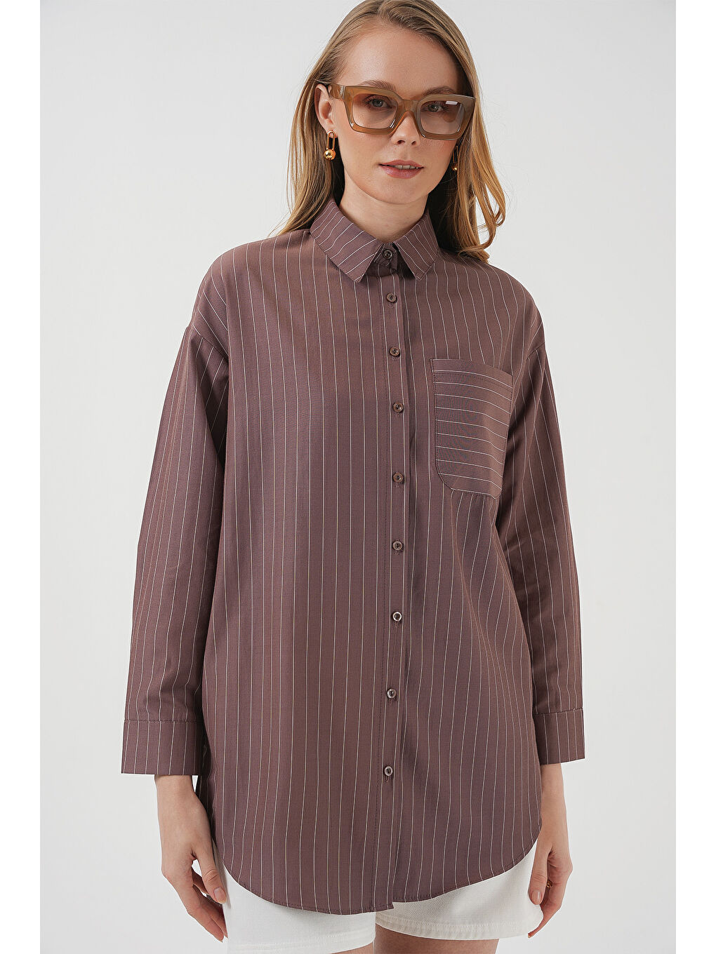 20217 Cep Detaylı Çizgili Oversize Gömlek - Kahverengi-2