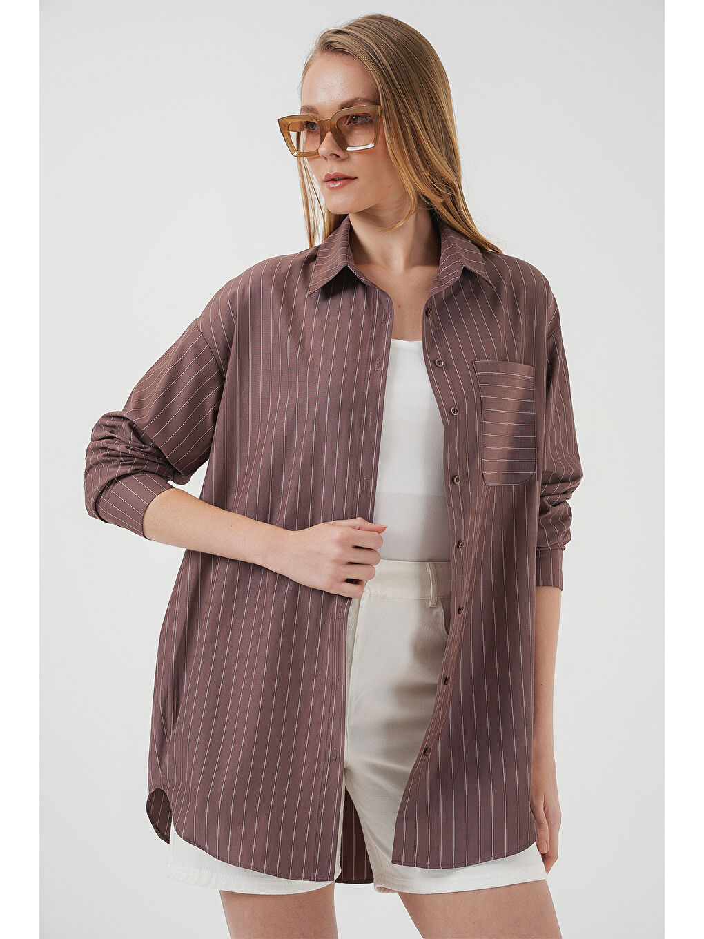 20217 Cep Detaylı Çizgili Oversize Gömlek - Kahverengi-4