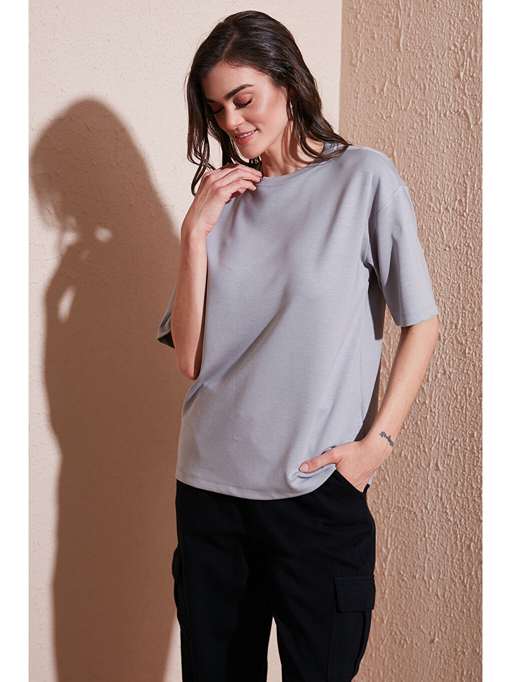 Gri Streç Oversize Fit Bisiklet Yaka Kadın T Shirt 5865911-2