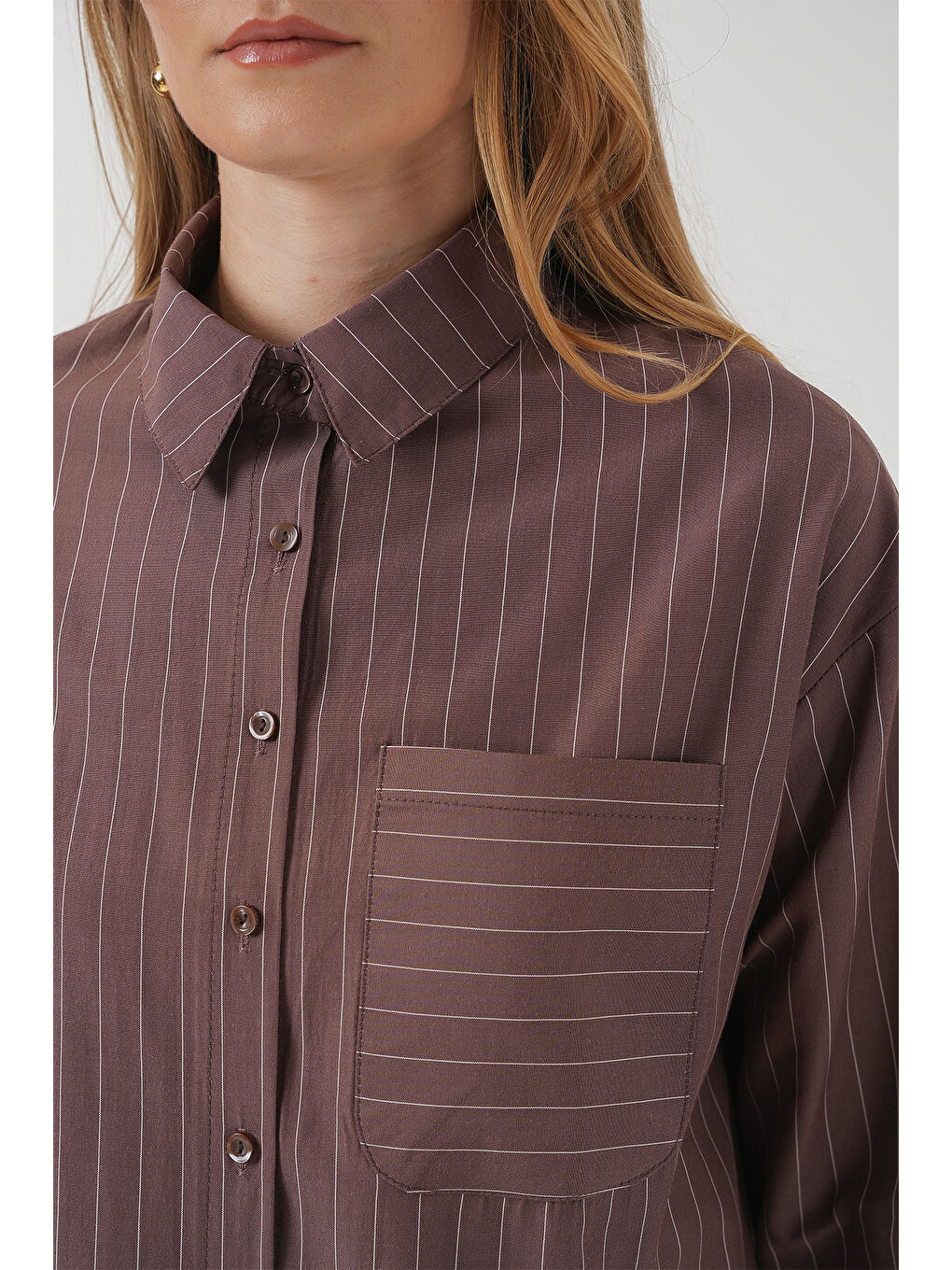 20217 Cep Detaylı Çizgili Oversize Gömlek - Kahverengi-5