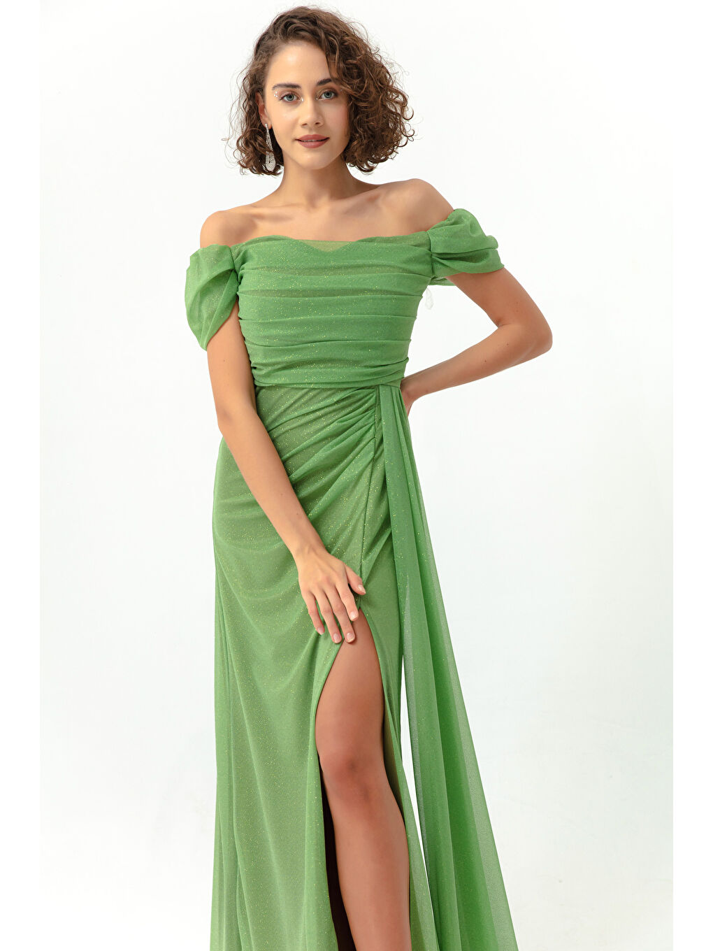 Kadın Yeşil Kayık Yaka Drapeli Yırtmaçlı Uzun Simli Abiye Elbise-1