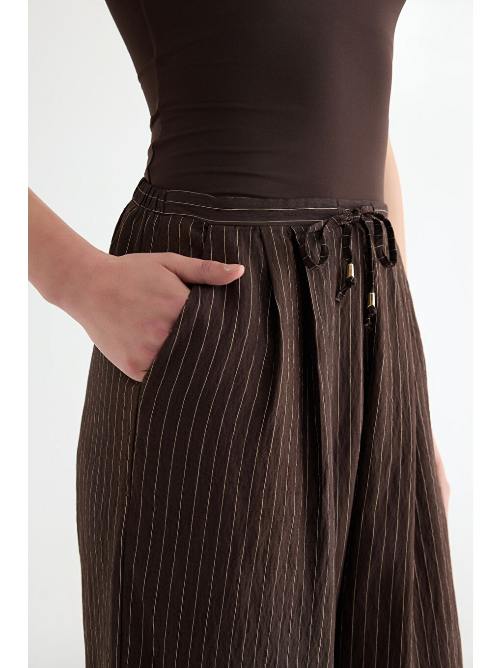 Çizgili Bağcıklı Bol Paça Pantolon Kahverengi-3