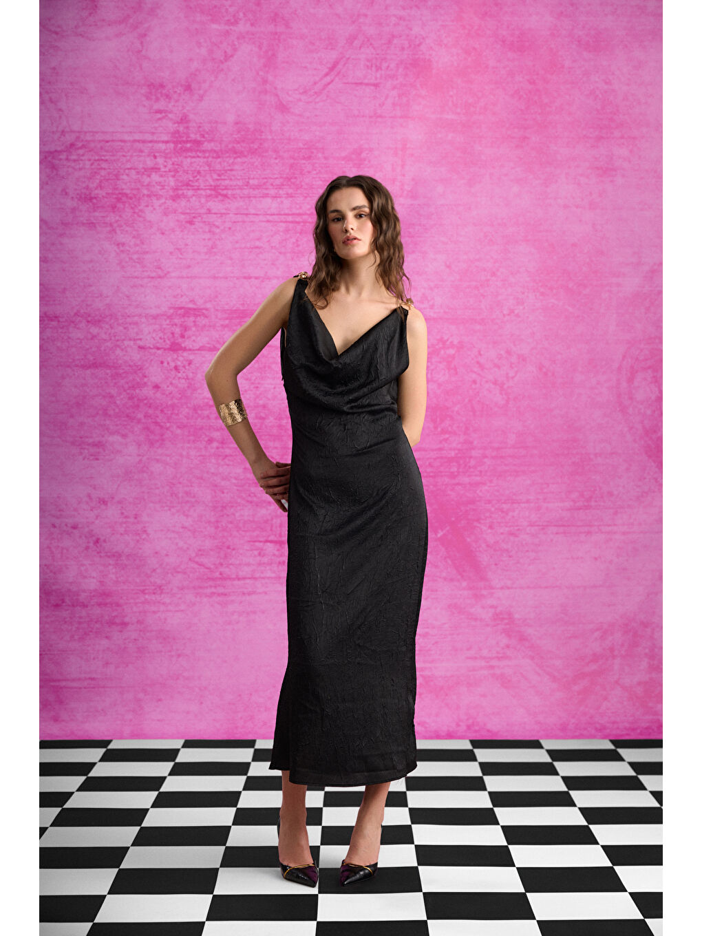 Sırt Bağlamalı Degaje Yaka Midi Elbise Siyah