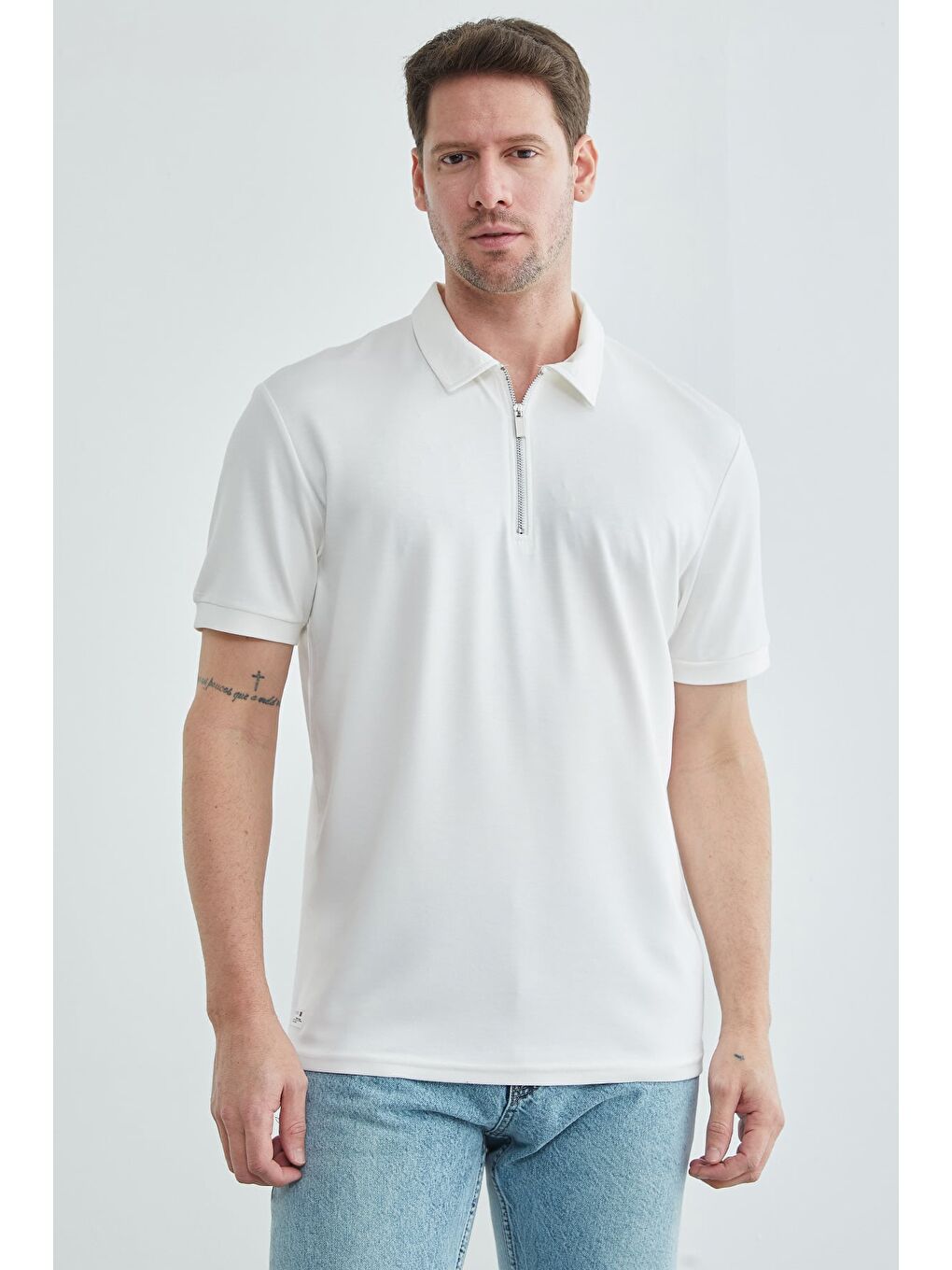 Ekru Yarım Fermuarlı Polo Yaka Tişört