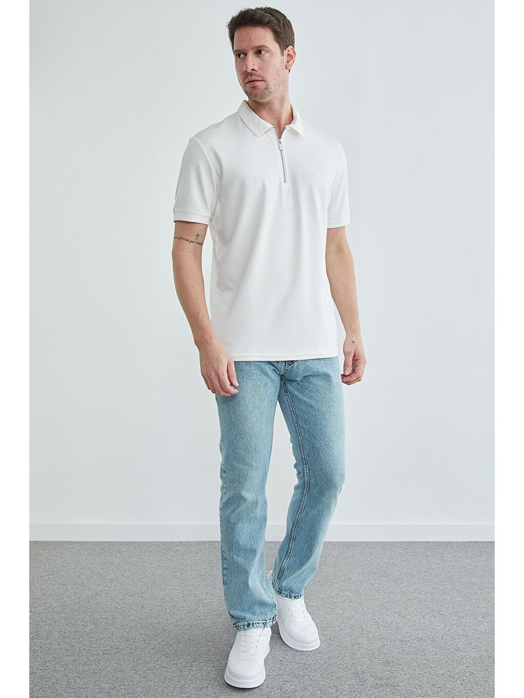 Ekru Yarım Fermuarlı Polo Yaka Tişört-1