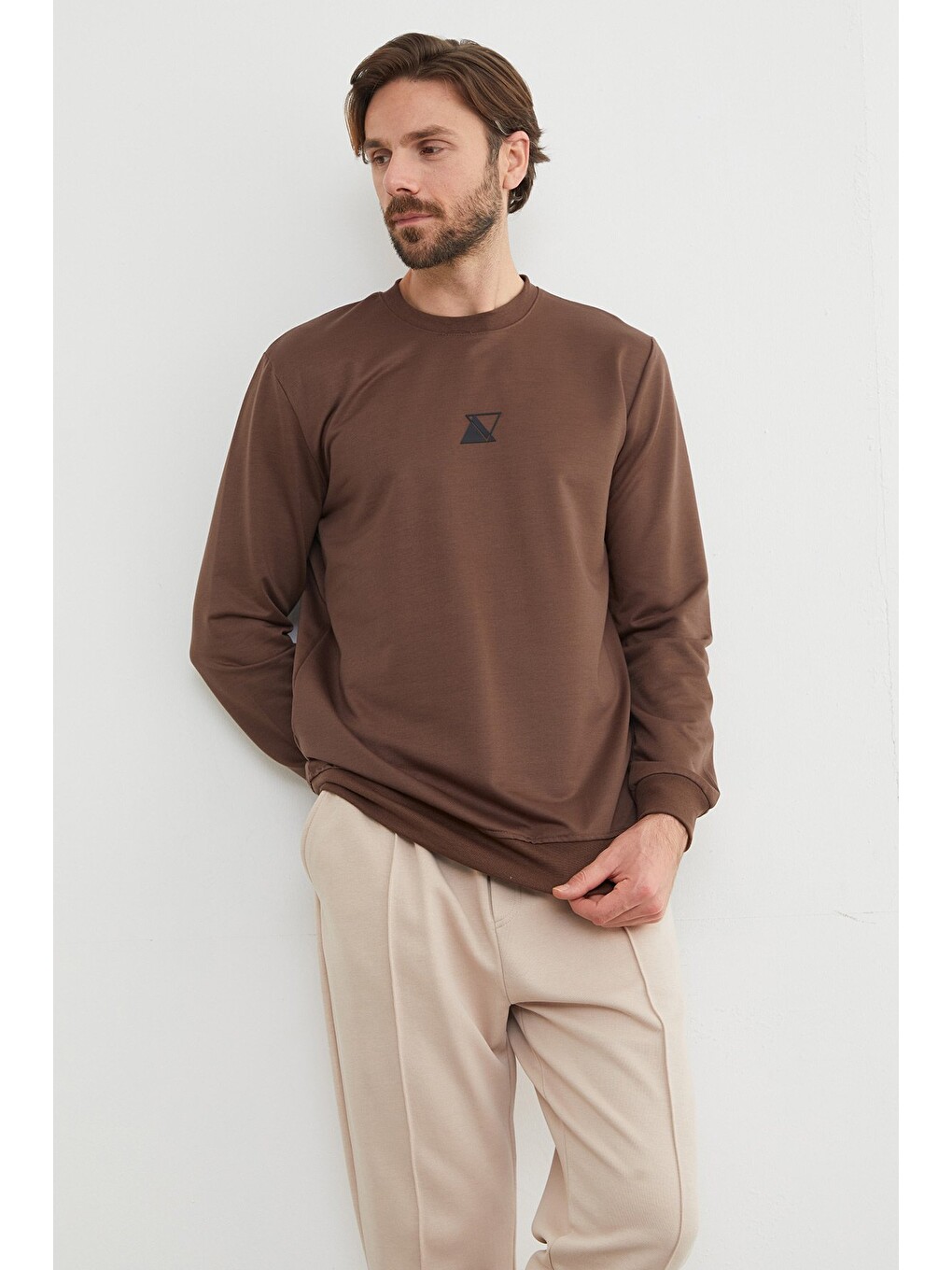 Kahverengi Üçgen Baskılı Bisiklet Yaka Sweatshirt