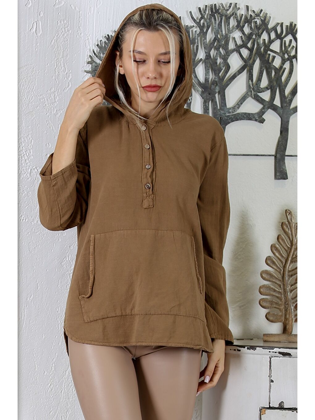 Kahverengi Tarçın Rengi Kapüşonlu Uzun Kol Düğmeli Kanguru Cepli Yıkamalı Dokuma Geniş Kesim Bluz-1