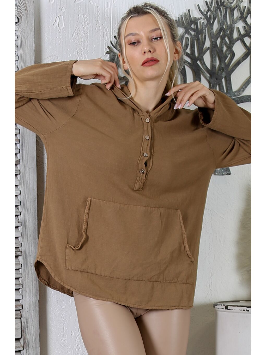 Kahverengi Tarçın Rengi Kapüşonlu Uzun Kol Düğmeli Kanguru Cepli Yıkamalı Dokuma Geniş Kesim Bluz-2