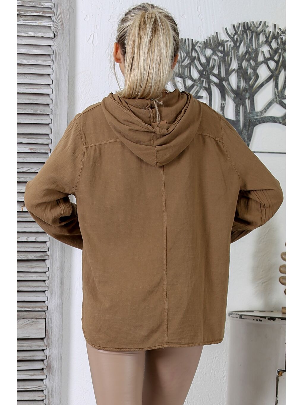 Kahverengi Tarçın Rengi Kapüşonlu Uzun Kol Düğmeli Kanguru Cepli Yıkamalı Dokuma Geniş Kesim Bluz-7