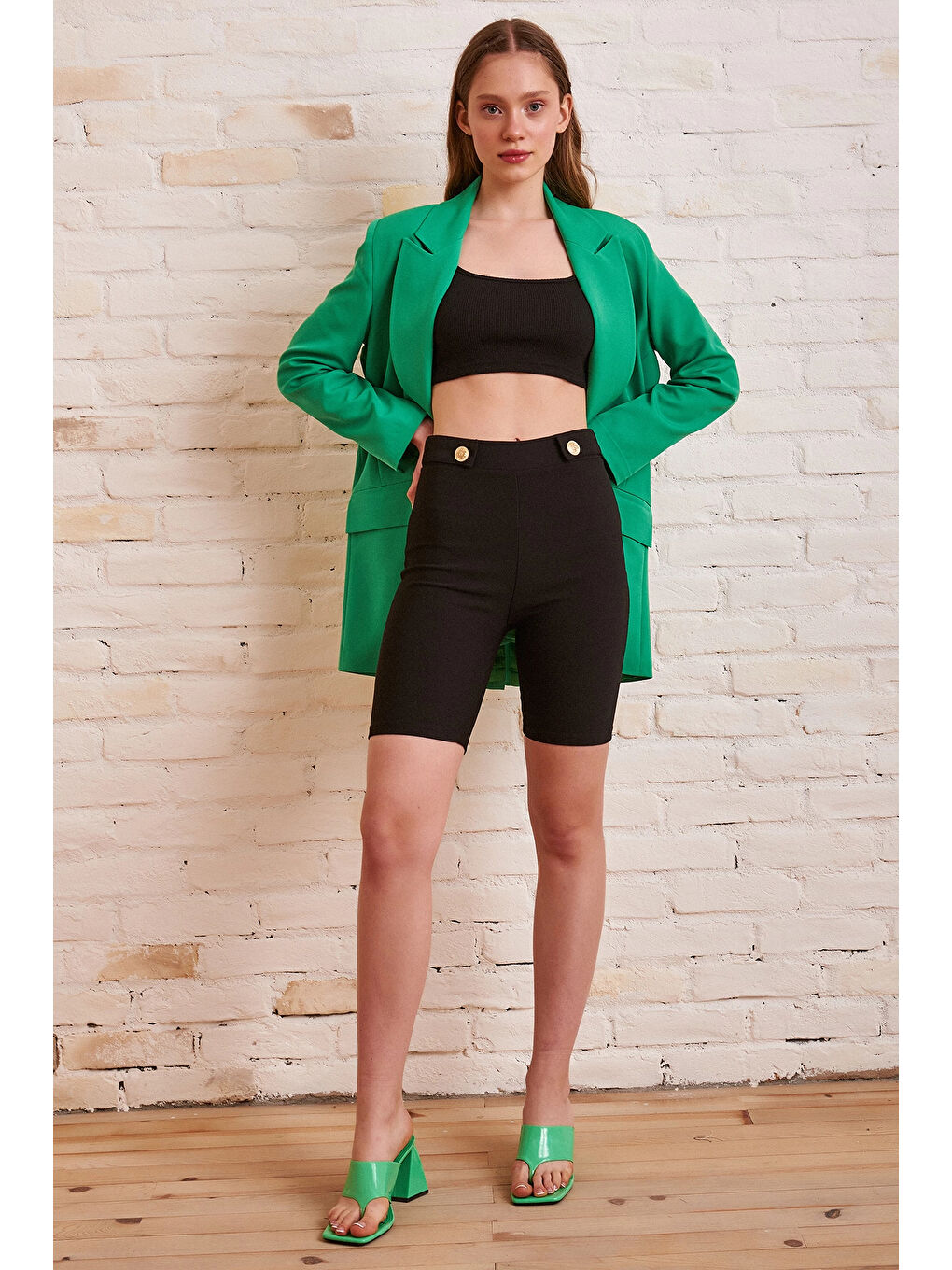 Düğme Detaylı Çelik Şort Siyah-1