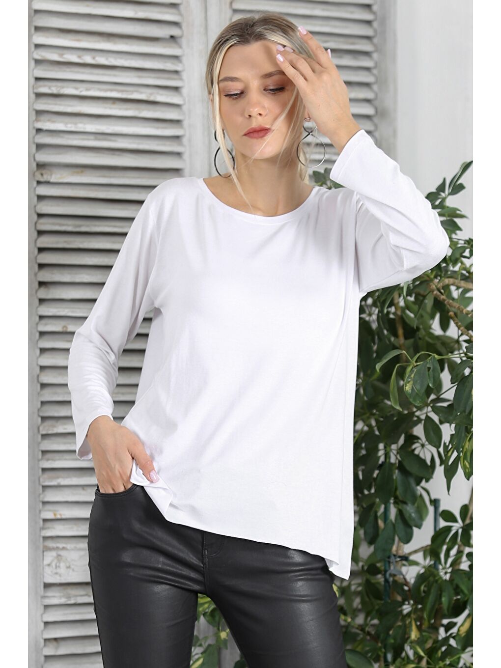 Beyaz Yuvarlak Yaka Uzun Kol Geniş Kesim Örme Asimetrik Bluz