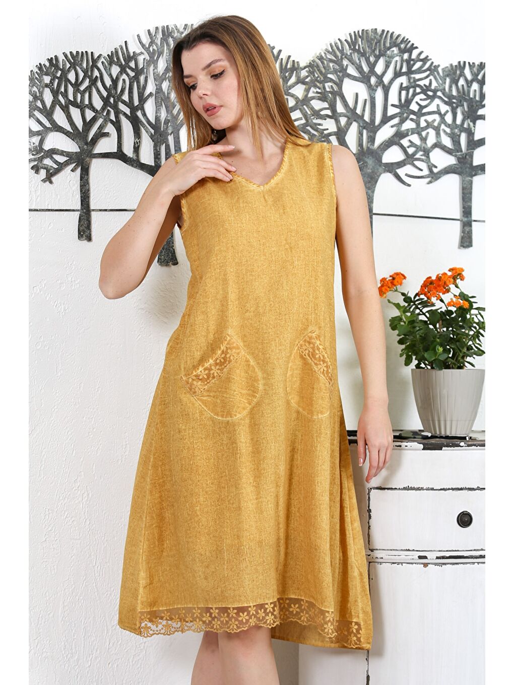 Sarı Hardal V Yaka Kolsuz Çift Cepli Astarlı Yıkamalı Etek Ucu Dantelli Midi Boy Dokuma Casual Elbise-1