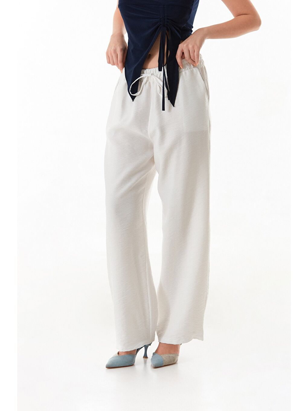 Beyaz Cebi Taş Detaylı Beli Lastikli Palazzo Pantolon-1