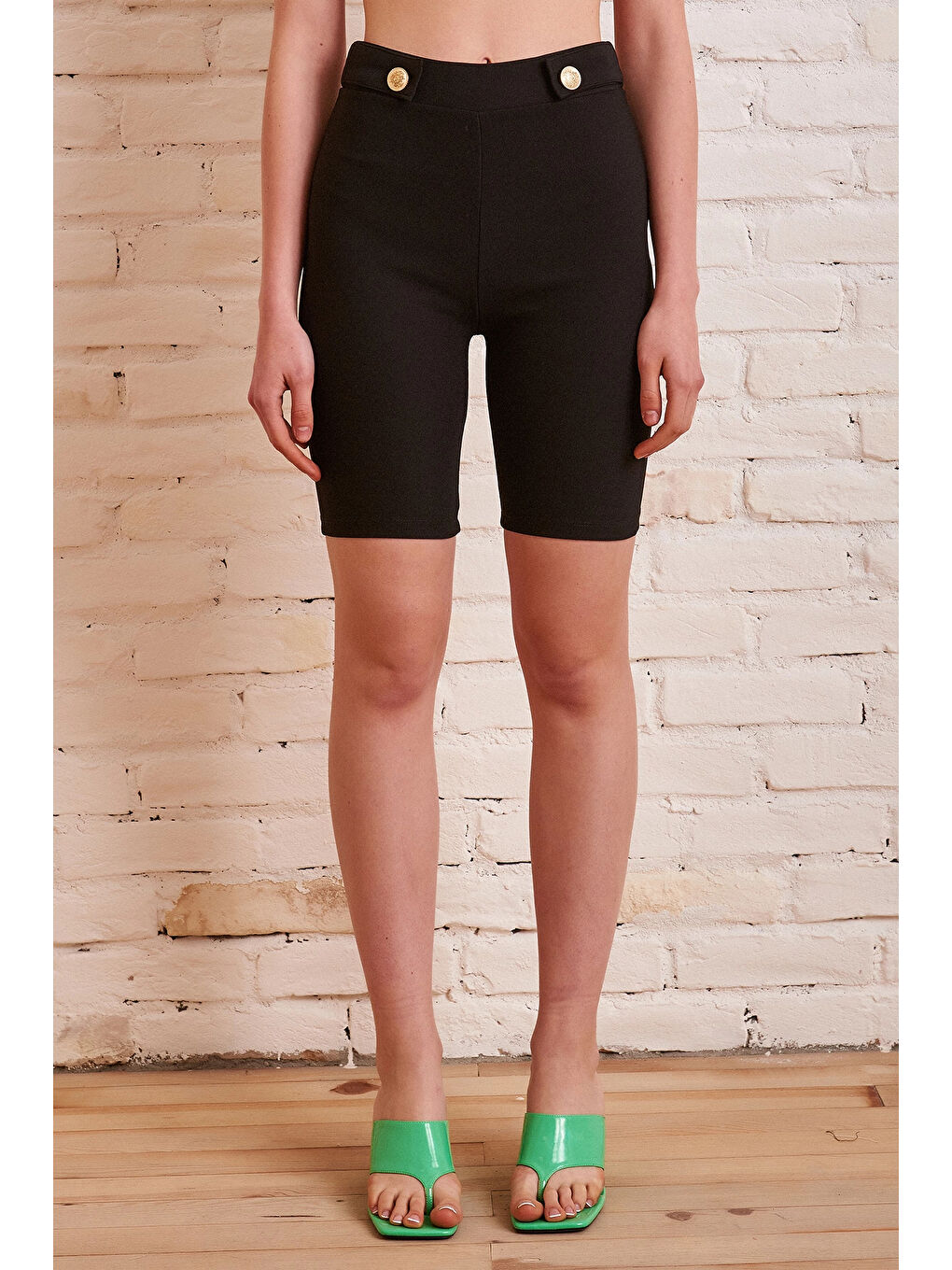 Düğme Detaylı Çelik Şort Siyah-2