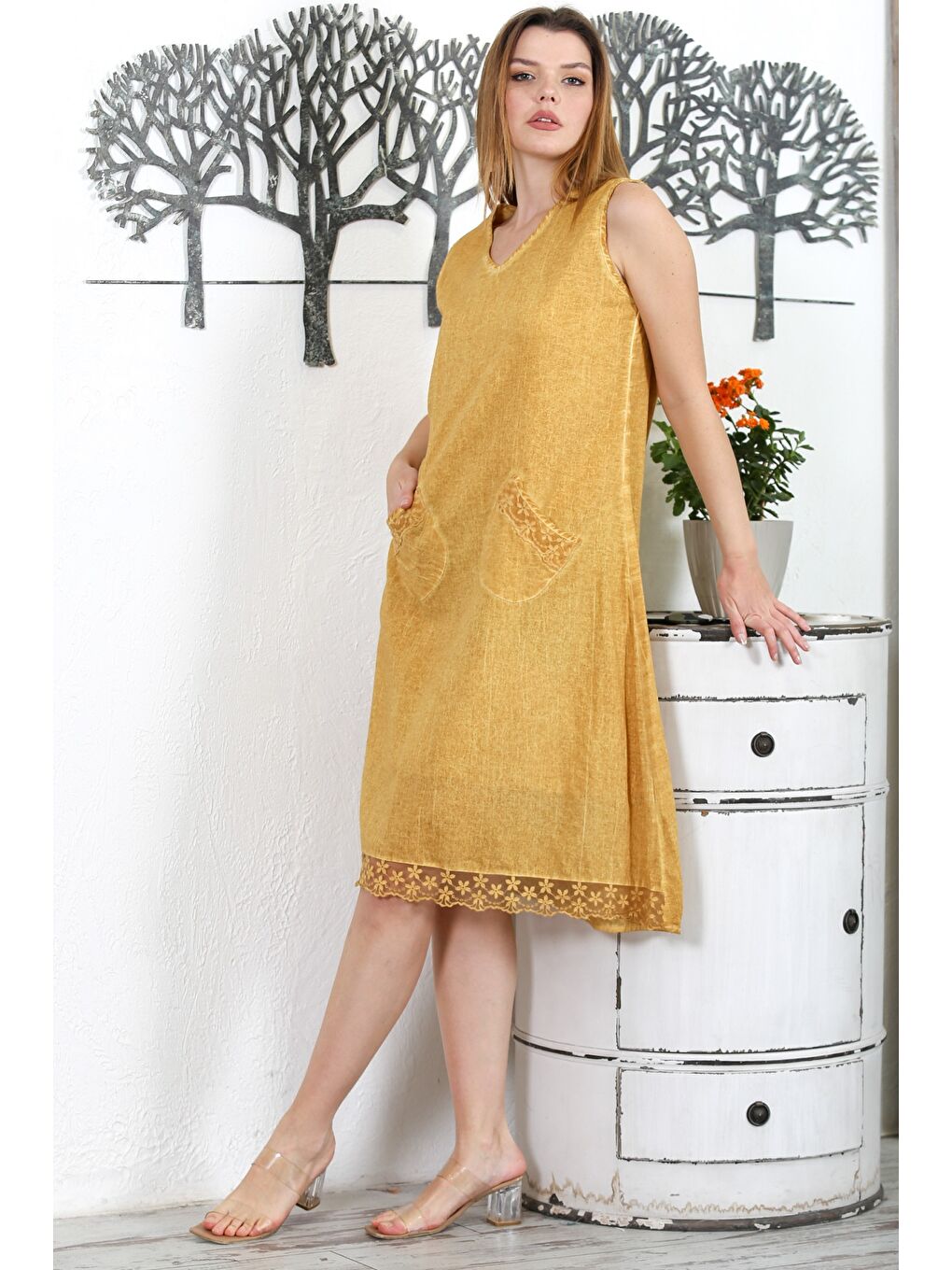 Sarı Hardal V Yaka Kolsuz Çift Cepli Astarlı Yıkamalı Etek Ucu Dantelli Midi Boy Dokuma Casual Elbise-2