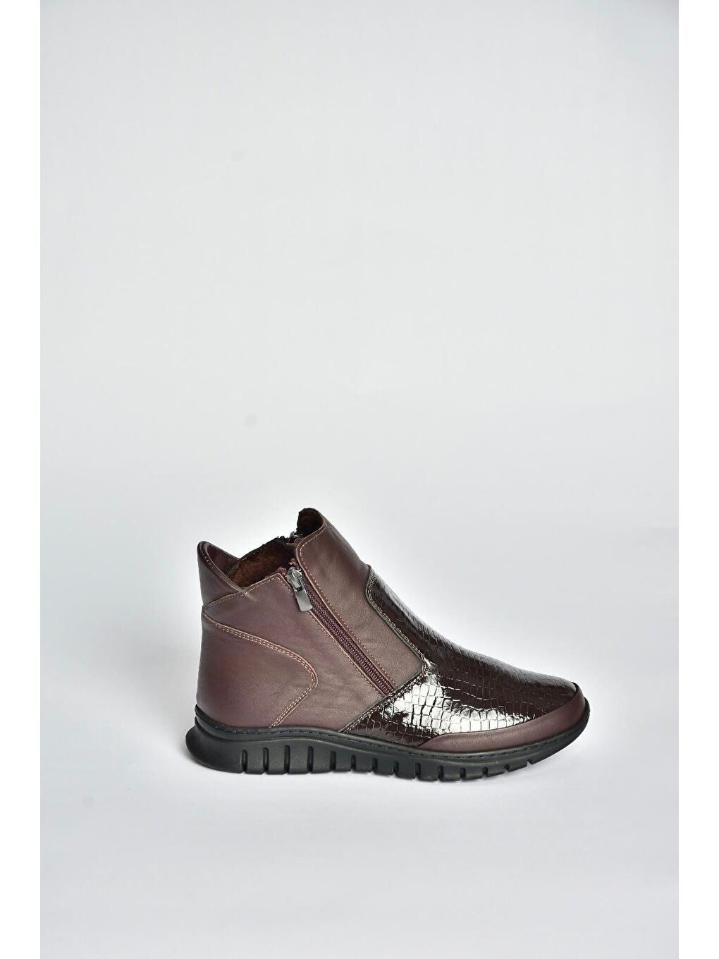 Kahverengi Kadın Bot V555709303-1