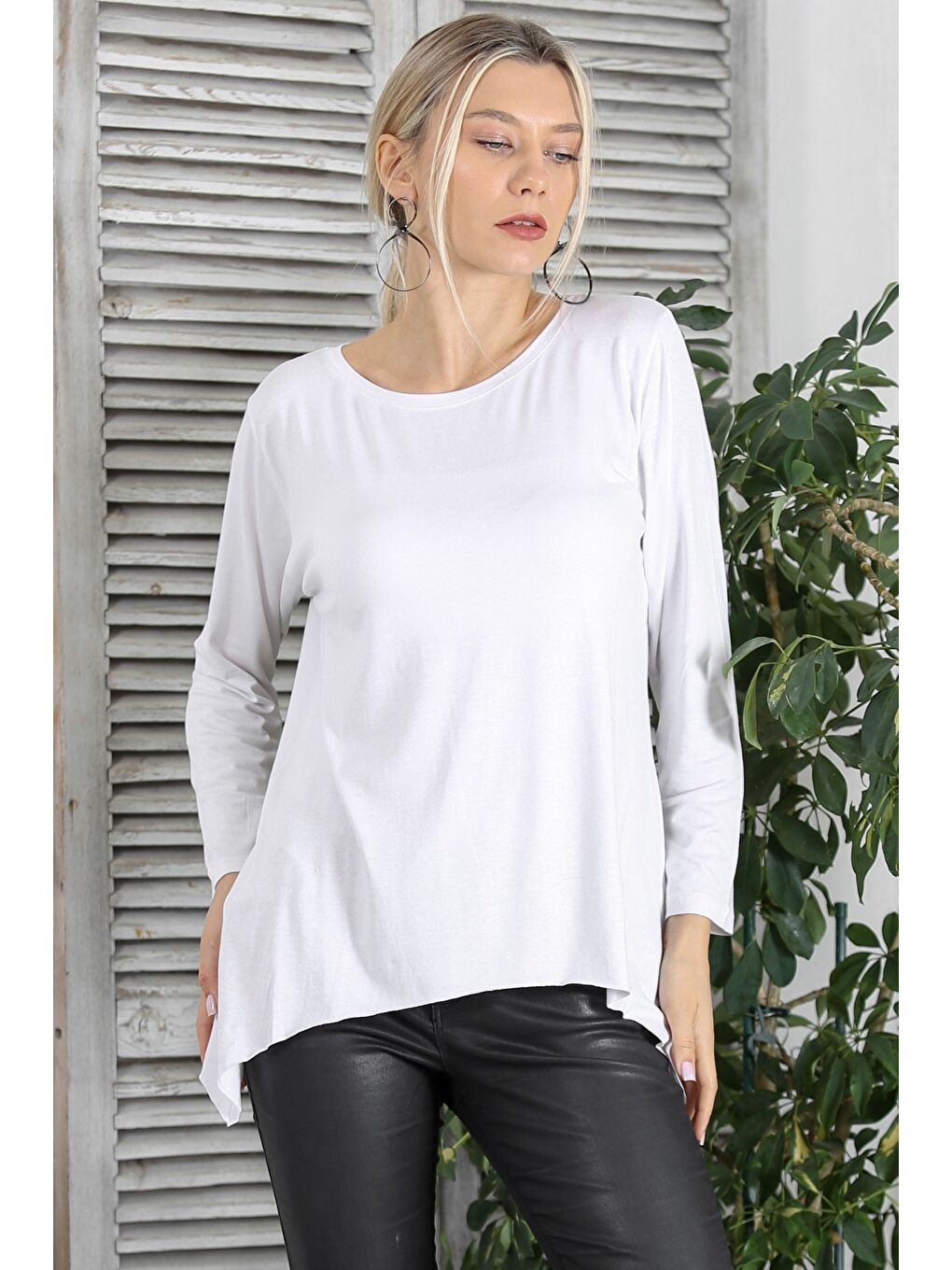 Beyaz Yuvarlak Yaka Uzun Kol Geniş Kesim Örme Asimetrik Bluz-1