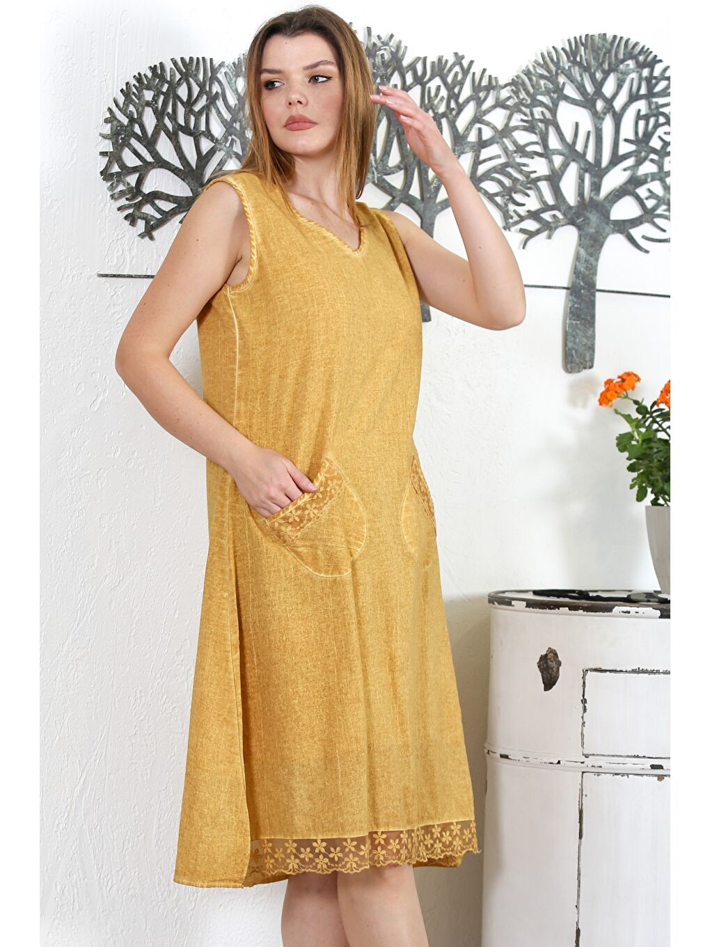Sarı Hardal V Yaka Kolsuz Çift Cepli Astarlı Yıkamalı Etek Ucu Dantelli Midi Boy Dokuma Casual Elbise-3