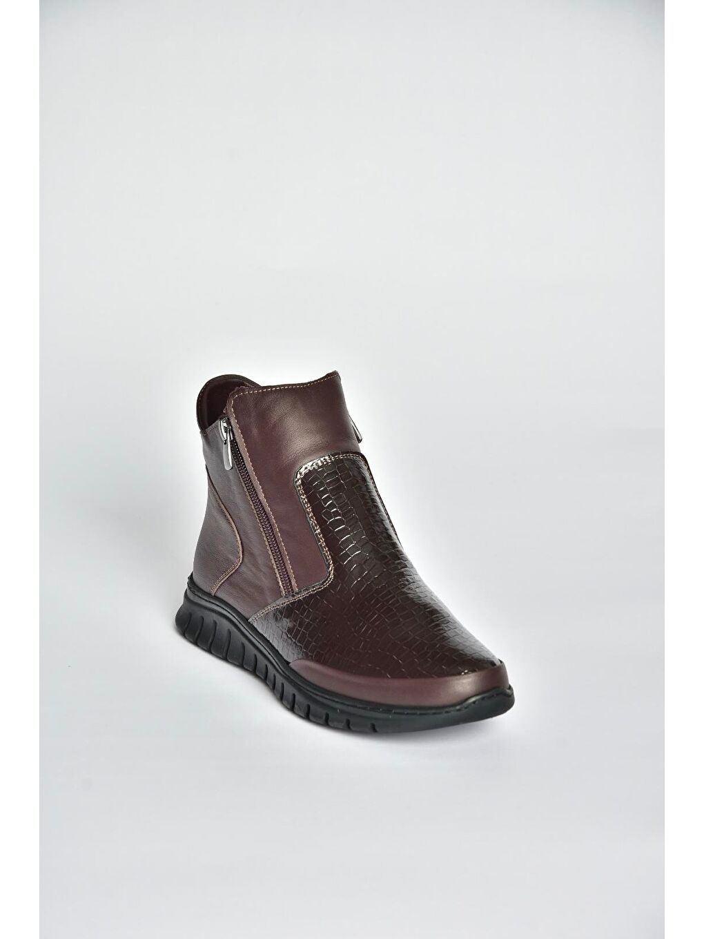 Kahverengi Kadın Bot V555709303-2