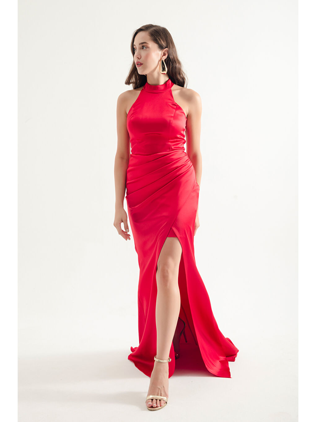 Kadın Kırmızı Halter Yaka Yırtmaçlı Uzun Saten Abiye Elbise