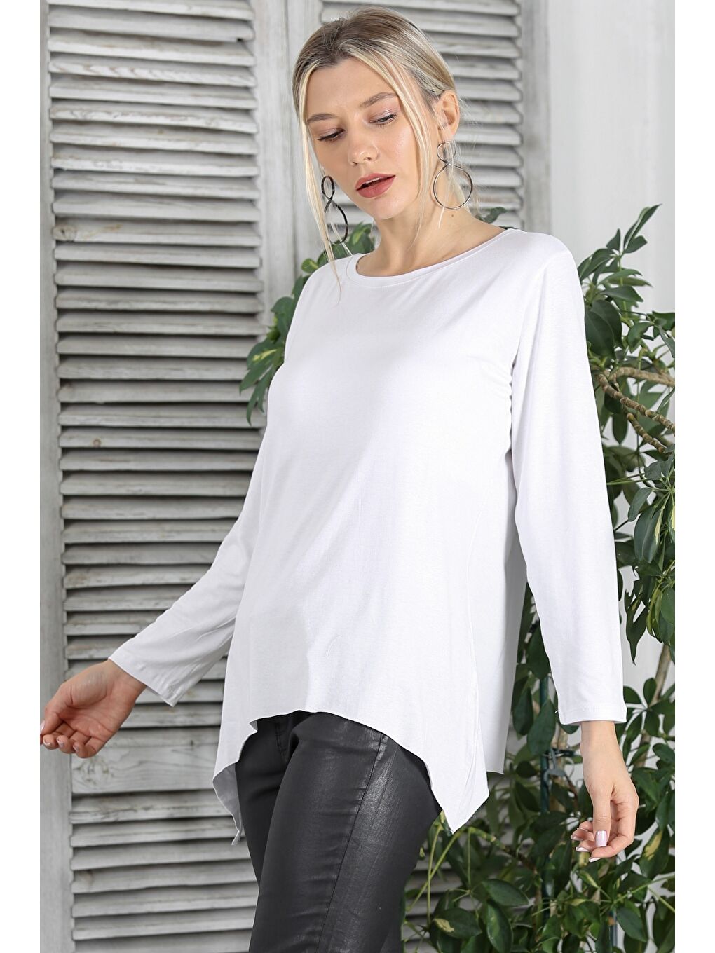Beyaz Yuvarlak Yaka Uzun Kol Geniş Kesim Örme Asimetrik Bluz-2