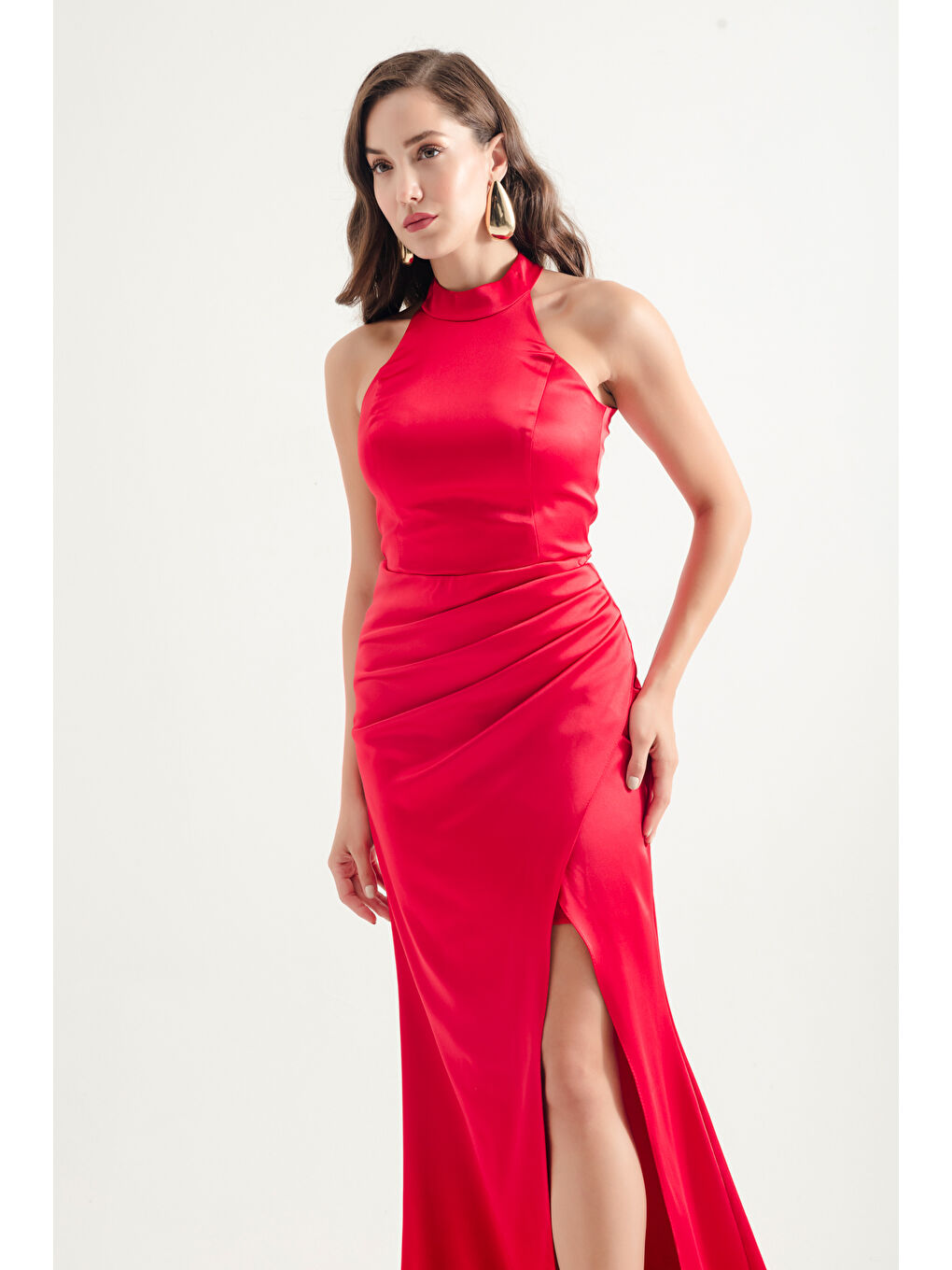 Kadın Kırmızı Halter Yaka Yırtmaçlı Uzun Saten Abiye Elbise-2
